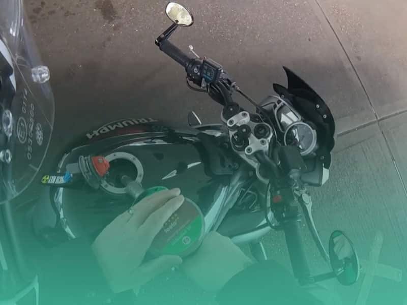 Filling fuel in motorcycle fuel tank